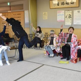 シニア劇団南の風、稽古に熱　２７日に定演【釧路市】(2025-11-13)