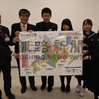 「北海道遺産地図大型マップ」贈呈　日本自治アカデミー　釧路町の３中学校に【釧路町】(2025-11-16)