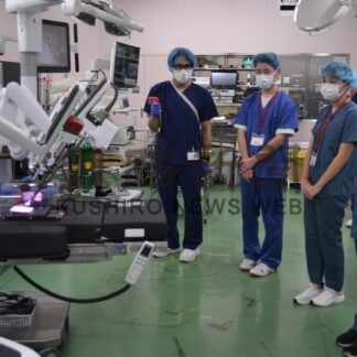 中学生「ダヴィンチ」操作見学　オープンホスピタル、将来の人材発掘　市立釧路病院【釧路市】(2025-11-16)