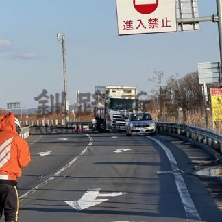 トラックのタイヤから出火　道東道釧路西ＩＣ【釧路市】(2025-11-22)