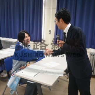 商業高生、韓国文化学ぶ　講師とハングルで会話【釧路市】(2025-11-23)