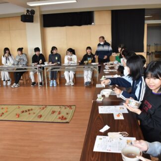 児童が抹茶味わう　釧路市立鳥取小、日本の伝統美体験【釧路市】(2025-11-25)