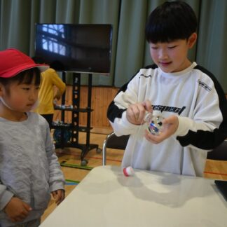 工作やゲーム楽しむ　山花小中、湖畔幼稚園交流【釧路市】(2025-11-26)