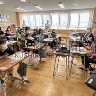 アイヌ文化や言葉紹介　片桐氏、山本氏　中央小で授業【釧路市】(2025-11-27)