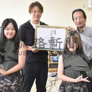 デイサービス施設に物品贈呈　釧路でチャリティー音楽イベント【釧路市】(2025-11-27)