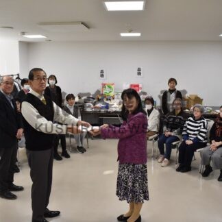 慈徳会の寮生に生活物資贈呈　釧路更生保護女性会【釧路市】(2025-11-29)