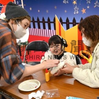 クリスマスリース作り、親子連れら楽しむ【釧路町】(2025-11-30)