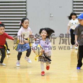 子供たちスポーツ楽しむ　みらくる広場、親子連れでにぎわう【釧路市】(2025-11-30)