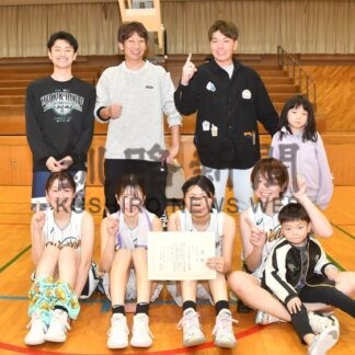 ＲＯＵＧＨＴＥＲＳ優勝　釧新杯バスケ　女子はＷＥＡＶＥ制す【釧路町】_1(2025-12-02)