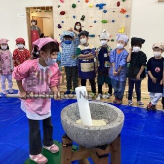 園児ら力合わせ餅つき　釧路ひまわり幼稚園、「よいしょ！」声響く【釧路市】(2025-12-04)