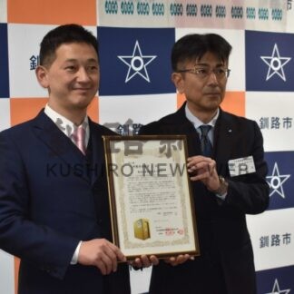 ツルセンターに簡易設置型授乳室など寄贈　日本道路建設業協会道支部【釧路市】(2025-12-04)