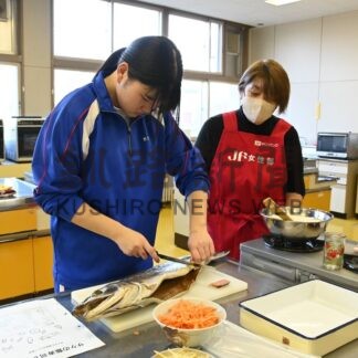 標津高生飯寿司作りに挑戦　地元の伝統食文化を学ぶ【標津町】(2025-12-05)
