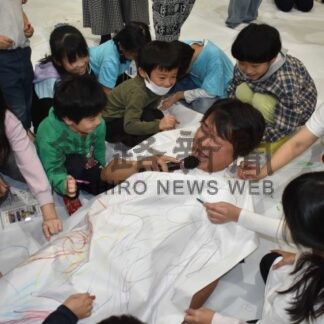 絵本作家「のぶみさんと遊ぼう」　釧路で講演、親子１００人が参加【釧路市】(2025-12-08)