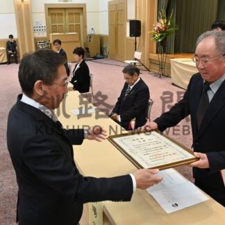 ７個人１団体を表彰　町への貢献たたえ【標津町】(2025-12-10)