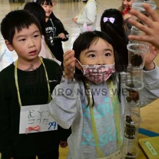 松ぼっくりおもちゃで歓迎　市内８小学校、１日体験授業【根室市】(2025-12-11)