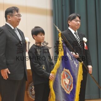 園児と児童ら校旗、園旗返還　羅臼小・幼、春松小・幼で閉校式　来年度以降統合、別れ惜しむ【羅臼町】_1(2025-12-12)