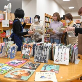 図書館の裏側を見学　町民が職場体験【別海町】(2025-12-13)