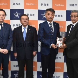 子供たちの健全育成に　釧路の萬木建設、市に児童図書寄贈【釧路市】(2025-12-14)