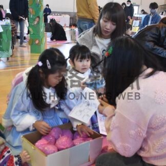 短大生、子供と遊び楽しむ　家族連れでにぎわう【釧路市】(2025-12-14)