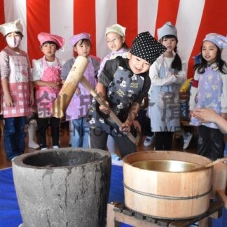 釧根で餅つき　元気よく(2025-12-14)