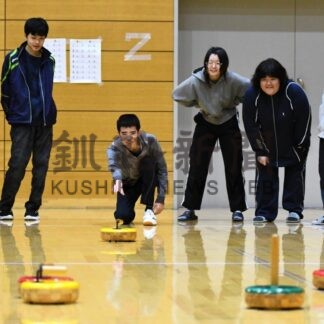 フロアカーリング満喫　クラーク高生が体験授業【釧路市】(2025-12-14)