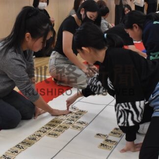 木札取り合い 白熱の試合　百人一首カルタ大会【根室市】(2025-12-16)