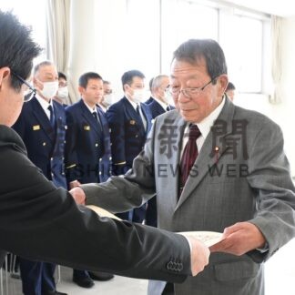 河野さん菊地さん に叙勲伝達　行政相談、消防分野で尽力_2(2025-12-16)