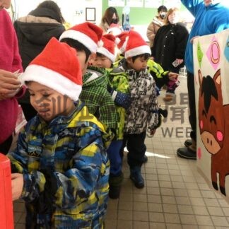 心を込めて 年賀状投函　サンタ帽の園児ら【釧路市】(2025-12-18)