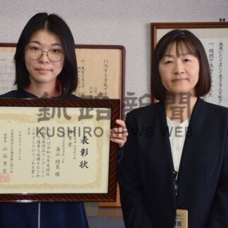 畠山さん（青陵中３年）優秀賞　入賞に笑顔、緑化啓発ポスターコン表彰状伝達式【釧路市】(2025-12-19)