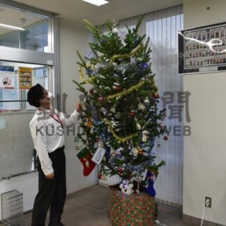 今井林業トドマツ提供　ツリーを展示　弟子屈郵便局【弟子屈町】(2025-12-19)