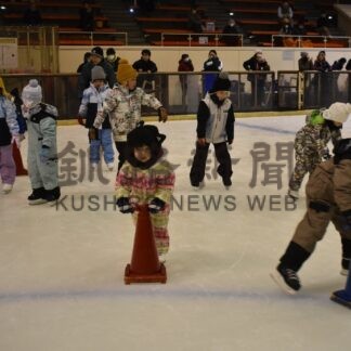 スケート滑れたよ！園児ら楽しく練習桜が丘ひぶなク教室【釧路市】(2025-12-20)