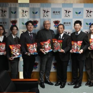 園児にお菓子の贈り物　インスメタルが２００個【標茶町】(2025-12-21)