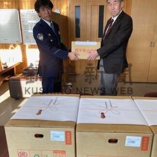 歳末警戒の警察官にミカンの差し入れ　友の会が応援【厚岸町】(2025-12-21)