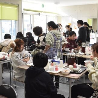 猫と食事に心温まる　優輪が地域食堂・かふぇ　住民や親子でにぎわう【釧路市】(2025-12-21)