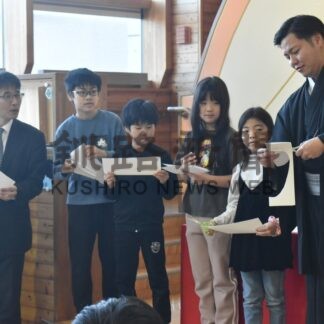 紙切りでリンゴに挑戦　海星学校、落語家ら招き寄席【根室市】(2025-12-21)