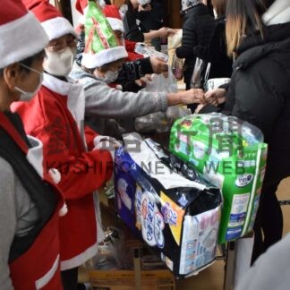 お米やお菓子市民に無料配布　釧路でケアコートひまわり【釧路市】(2025-12-22)