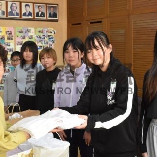 手縫い雑巾８００枚役立てて　コスモス北グループ、釧路４小学校に寄贈【釧路市】(2025-12-22)