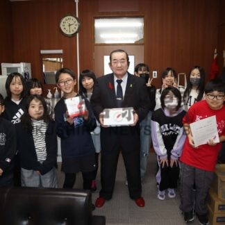 花咲小の委員会、赤い羽根に寄付【根室市】(2025-12-23)