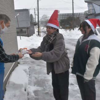 高齢者にプレゼント　中標津農高生、一人暮らし宅を訪問【中標津町】(2025-12-26)