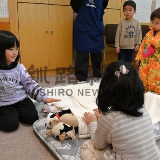 縫いぐるみがお泊まり　町図書館、読み聞かせや館内探検【別海町】(2025-12-28)
