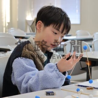 やじろべえ使い力のつり合い学ぶ　科学教室で児童ら【根室市】(2025-12-30)