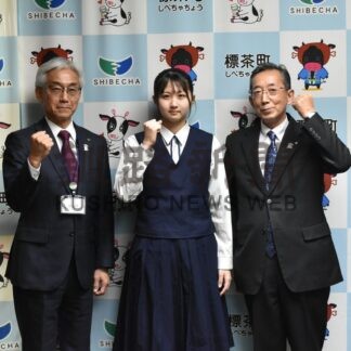 虹別中２年今橋さん、町役場で全道スケート出場報告【標茶町】(2025-12-30)