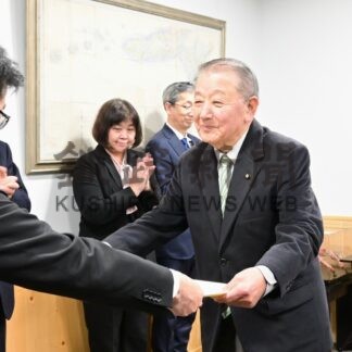 五十嵐根室市議に道社会貢献賞伝達　初当選以来７期２５年【根室市】(2025-12-30)