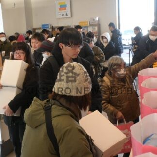 福袋を求めにぎわう　しらぬか恋問館【白糠町】(2026-01-06)