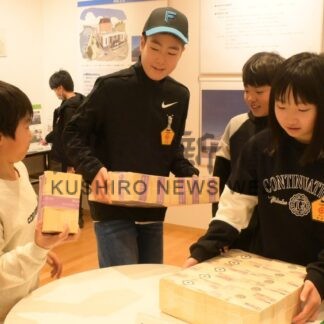 １億円の重さ体感　日銀で親子見学会【釧路市】(2026-01-08)