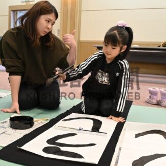 新春書き初め力強く　「上手になりたい」【標津町】(2026-01-12)