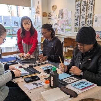 外国人生徒の書道展示　寿々さん教室、１７日ワークショップ【釧路市】(2026-01-13)