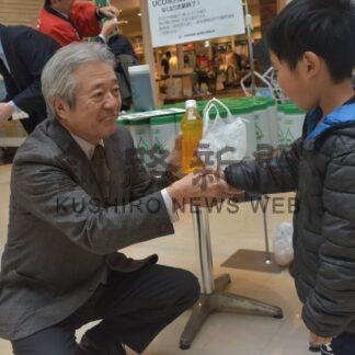 廃食油で空を飛ぼう　回収プロジェクト、西村町長も持参【中標津町】(2026-01-15)