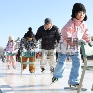 氷の上で一歩ずつ　初心者小学生のスケート教室【根室市】(2026-01-15)