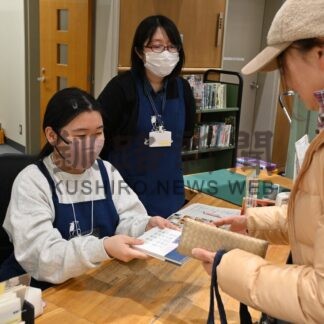 小中生、司書の仕事「大変」　町図書館で一日体験【別海町】(2026-01-15)